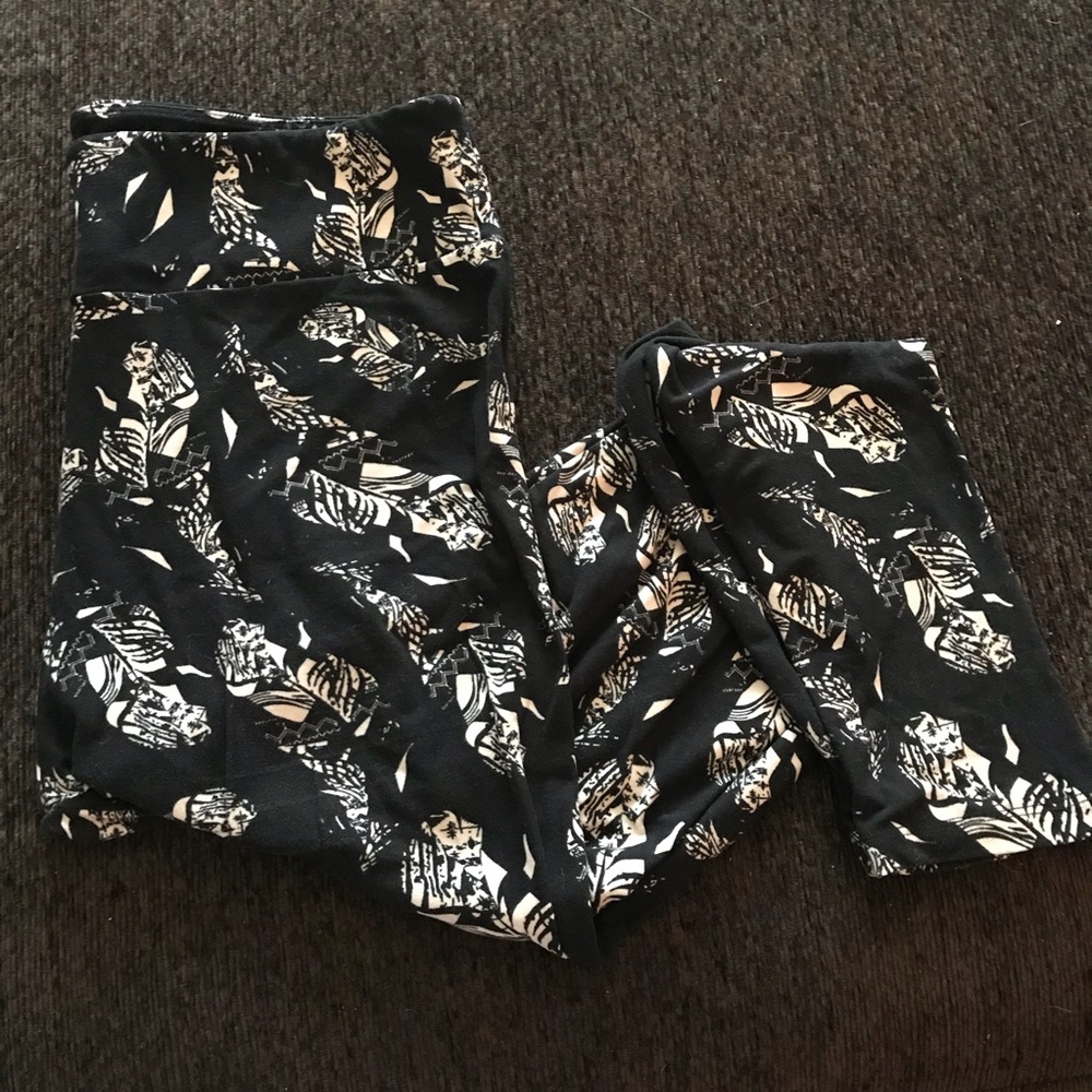 Lularoe TC leggings black and white feathers